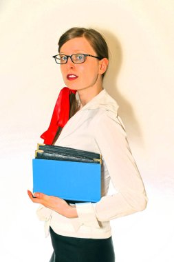 Genç bir kız öğrenci, elinde bir yığın kitabı okulda tutuyor.