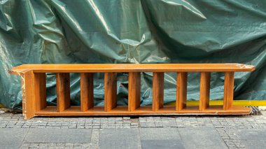 Sokak kaldırımının dışındaki tahta merdiven.