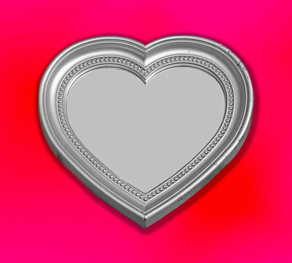 Сердечная Серебряная Металлическая Пластинка Изолирована Розовом Фоне — стоковое фото