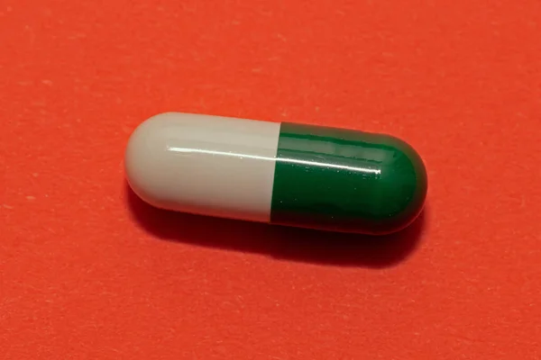 Большие Капсулы Рецепт Лекарства Выделенные Красном Фоне — стоковое фото