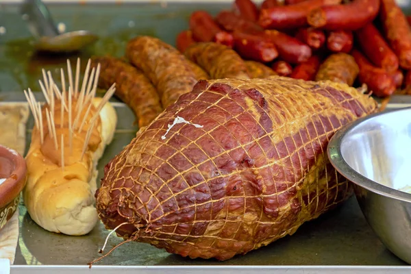 市場の屋台で乾燥した有機肉ハムとソーセージを硬化 — ストック写真