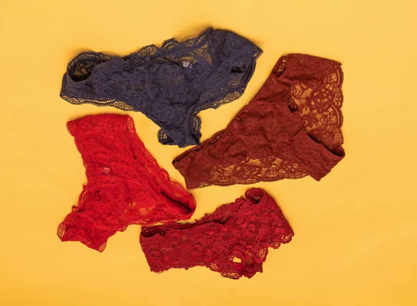Kleurrijke Kant Materiaal Vrouwelijke Sexy Slipje Ondergoed Geïsoleerd Gele Achtergrond — Stockfoto