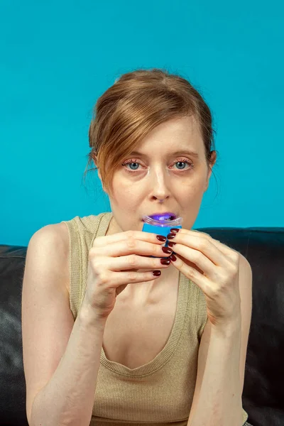 Młoda Kobieta Trzyma Niebieską Lampę Led Ustach Zabiegu Wybielania Zębów — Zdjęcie stockowe