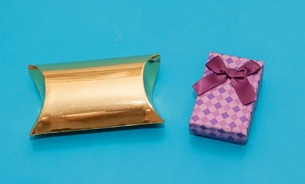 Decoratieve Gesloten Gouden Paarse Feestelijke Geschenkdozen Geïsoleerd Blauwe Achtergrond — Stockfoto