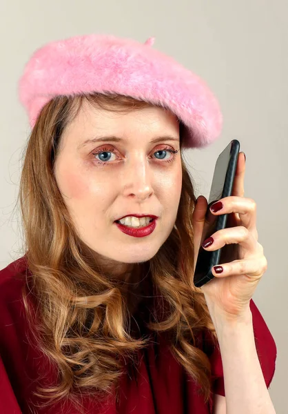 Mooie Vrouw Houdt Smart Phone Haar Hand Klaar Bellen — Stockfoto