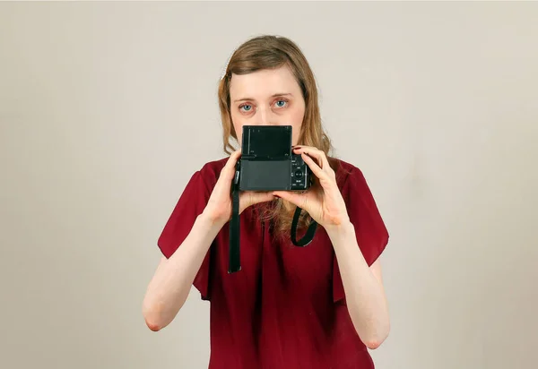 Modern Dijital Kamerayı Elinde Tutan Genç Güzel Bir Kız Sosyal — Stok fotoğraf