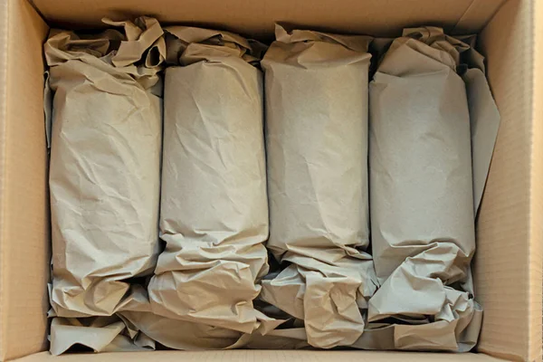 Productos Frágiles Envueltos Papel Colocados Caja Cartón Para Entrega — Foto de Stock