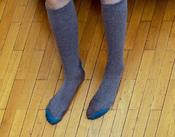 Skinny Female Feet Standing Parquet Floor Interior — Stock Photo, Image