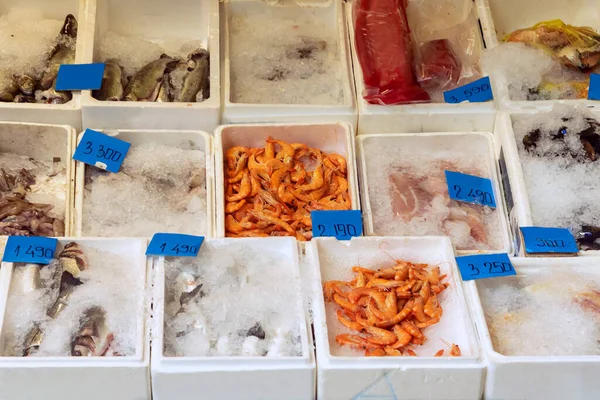 鲜鱼和其他海产食品保存在冰上 在当地市场摊档出售 — 图库照片