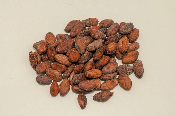 Biologische Rauwe Cacaobonen Stapel Klaar Voor Roosteren Geïsoleerd Witte Achtergrond — Stockfoto