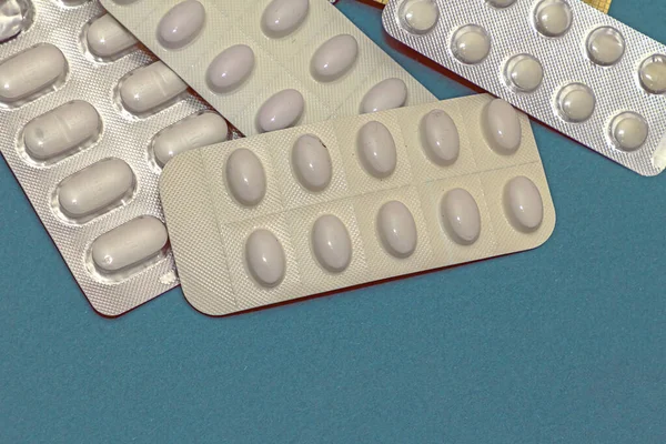 Léky Pilulky Pilulky Uchovávány Bílých Blistrech Izolovaných Modrém Pozadí — Stock fotografie