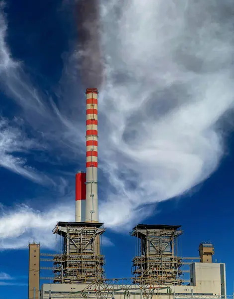 高烟囱喷出黑烟污染环境的工业燃煤发电厂 — 图库照片