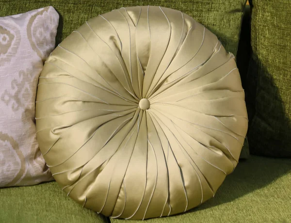 Grüne Farbe Retro Dekorative Ovale Kissen Auf Einer Couch Stehend — Stockfoto