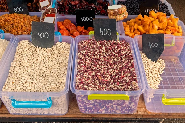 Olika Varianter Bönor Baljväxter Plast Lådor Säljs Utanför Marknaden Stall — Stockfoto