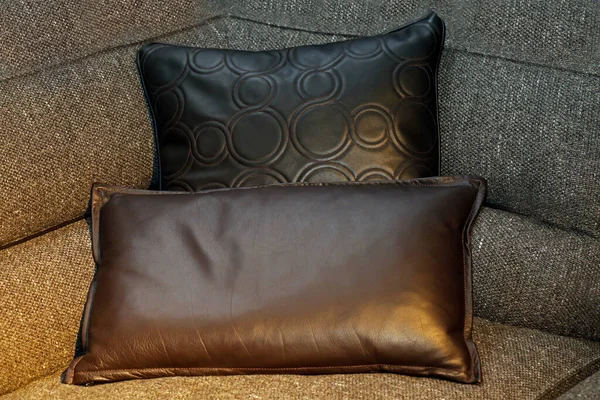 沙发家具角上装饰皮革材料枕头 — 图库照片