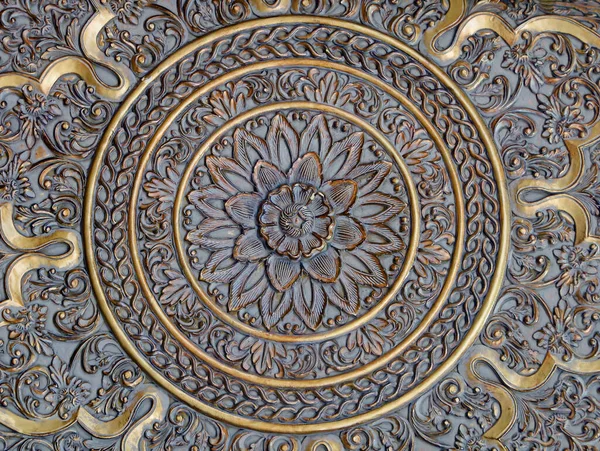 Oval Dekorativa Snidade Gyllene Metall Blommönster Bakgrund — Stockfoto