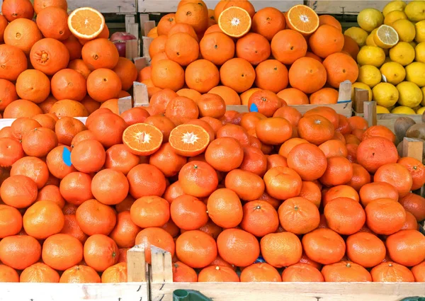 Large Pile Oranges Lemons Other Citrus Fruits Wooden Crates Market — Stock Photo, Image