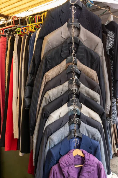 Современные Подержанные Мужские Куртки Продаются Рынке — стоковое фото