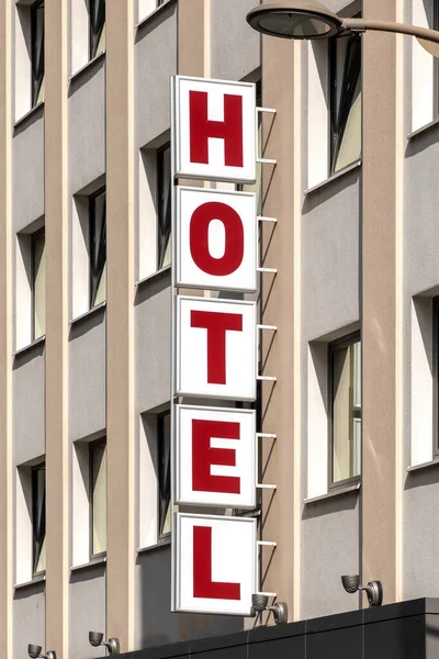 ファサードの角にあるホテルの看板文字 — ストック写真