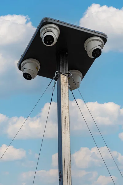 Kamery Ochrony Monitoringu Wysokim Słupie Chmurami Tle — Zdjęcie stockowe