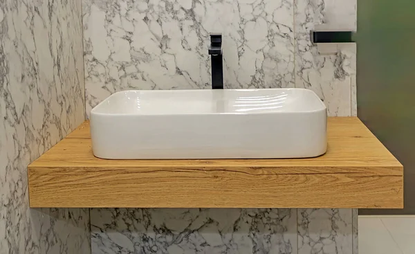 用装饰瓷砖装饰的现代空浴室陶瓷洗手盆 — 图库照片