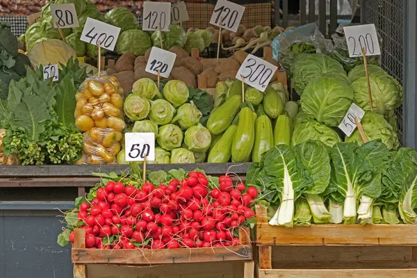 Pazar Yerinde Taze Organik Çiğ Sebzeler Yığılıyor — Stok fotoğraf