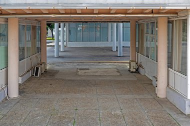 Şehir caddesinde taş köprüsü olan yeraltı geçidi.