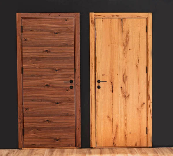 Dunkle Und Helle Geschlossene Holztüren Inneren Der Zimmereingänge — Stockfoto