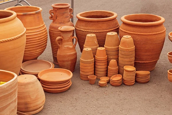 地面上的旧陶器罐和罐子 — 图库照片