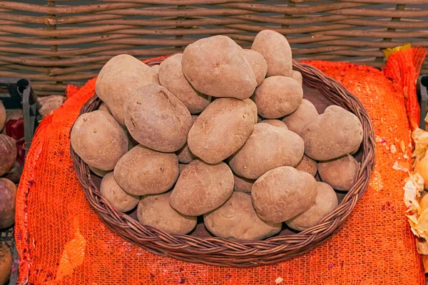 Grote Stapel Biologische Oude Aardappelen Verkocht Marktkraam — Stockfoto