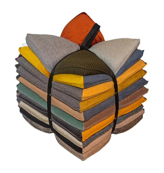 一堆堆五颜六色的装饰性纺织品枕头 系在白色背景上的蝴蝶结上 — 图库照片