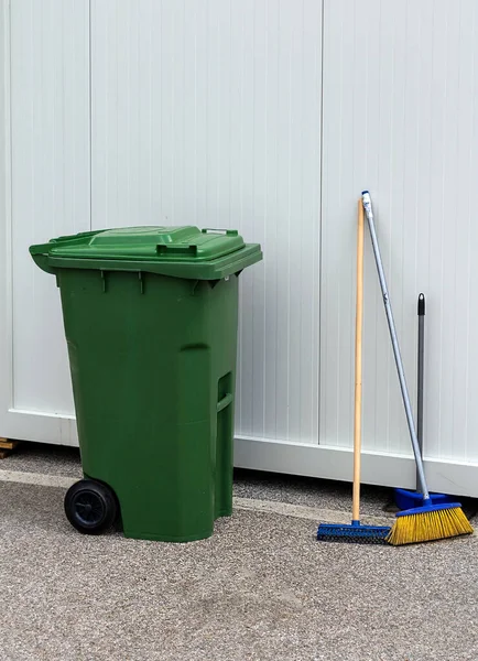 通りに掃除機のほうきとブラシ屋外でプラスチック製の閉じたゴミ箱 — ストック写真