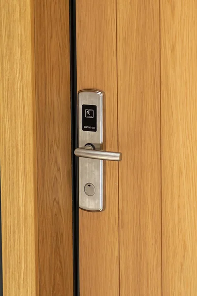 可使用智能卡进入的安全入口的现代闭锁门 — 图库照片