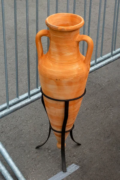 手工制作的古代安波拉陶瓷花瓶挂在外面 — 图库照片