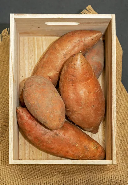 Grande Marrom Cru Batatas Orgânicas Dentro Caixa Madeira Aberta — Fotografia de Stock