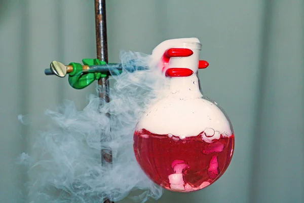 Červený Lektvar Skleněné Míse Kouření Laboratoři Během Vědeckého Experimentu — Stock fotografie