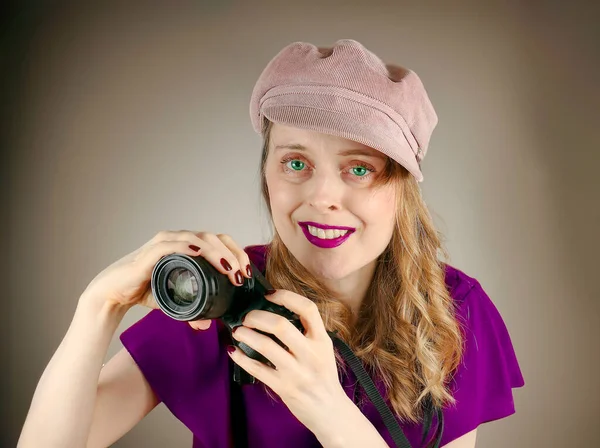 Joven Fotógrafa Adolescente Sonriendo Sosteniendo Una Pequeña Cámara Digital — Foto de Stock
