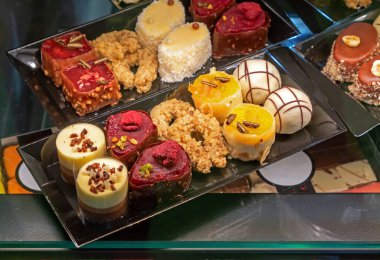 Pastanenin rafındaki lezzetli tatlılar