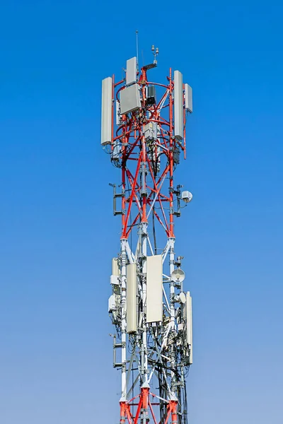 Wysoki Maszt Anteny Komórkowej Niebieskim Niebem Tle — Zdjęcie stockowe