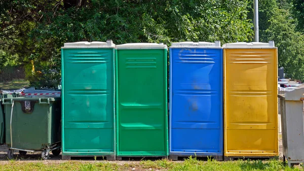 Красочные Закрытые Портативные Туалеты Газоне Используемые Время Общественных Мероприятий — стоковое фото