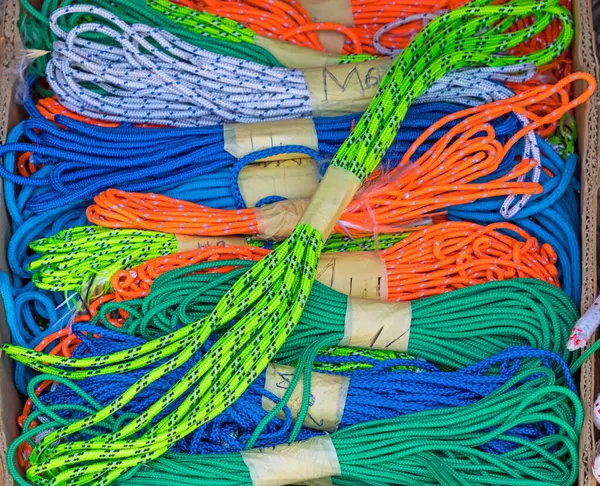 Kolorowe Nylonowe Liny Stosowane Bezpiecznego Wiązania Przedmiotów Sprzedawanych Stoisku — Zdjęcie stockowe