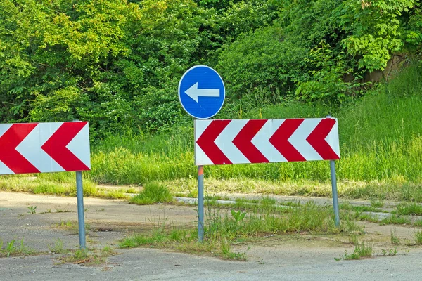 Προειδοποίηση Και Κατευθυντικές Πινακίδες Κυκλοφορίας Αγροτικό Δρόμο — Φωτογραφία Αρχείου
