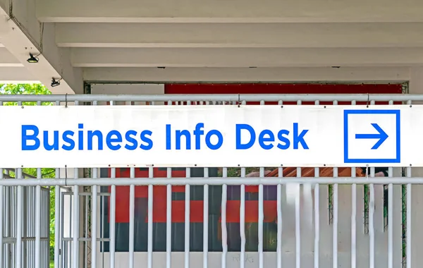 Business Info Biurko Znak Strzałką Kierunku Zewnątrz Fasadzie Budynku — Zdjęcie stockowe