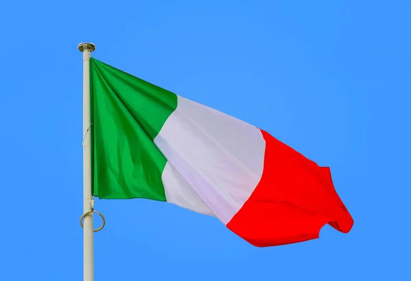 Міжнародний Прапор Італії Кидається Синє Небо — стокове фото