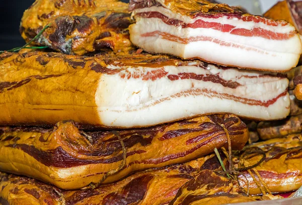 Verse Biologische Zelfgemaakte Gerookte Bacon Verkocht Een Marktkraam — Stockfoto