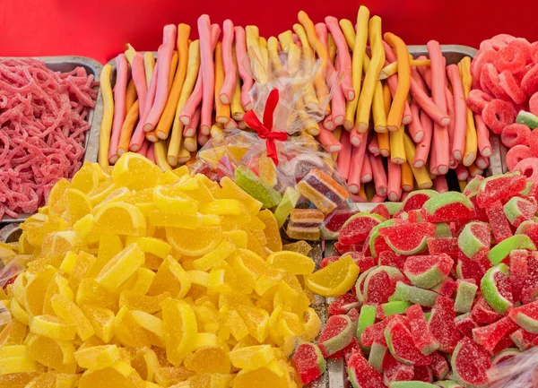 Coloridos Bocadillos Azúcar Dulce Gomoso Acumulan Puesto Del Mercado — Foto de Stock