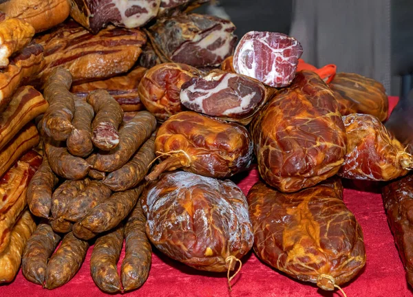 Grote Selectie Van Biologische Zelfgemaakte Gedroogde Gedroogde Ham Worsten Marktkraam — Stockfoto