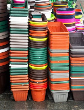 Pazar yerinde satılan bir yığın boş plastik saksı.