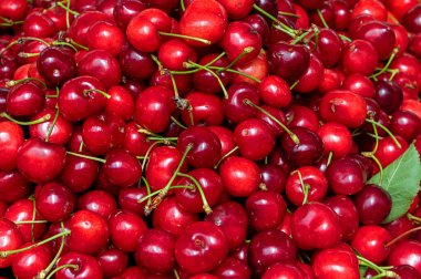 Tatlı kırmızı kiraz yığını markette satılıyor.