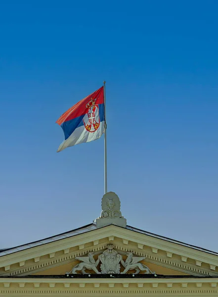 Bandera Serbia Renuncia Una Calle Con Cielo Azul Fondo — Foto de Stock